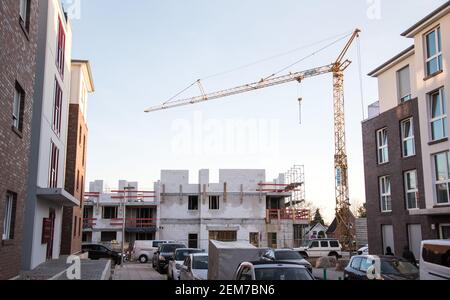 Hamburg, Deutschland. Februar 2021, 24th. Ein Baukran steht auf der Schale eines Mehrfamilienhauses auf einer Baustelle in einem Neubaugebiet. Am 25.02.2020 informiert der BFW Landesverband Nord über den aktuellen Stand der Wohnungsbauaktivitäten in Norddeutschland. Quelle: Daniel Bockwoldt/dpa/Alamy Live News Stockfoto