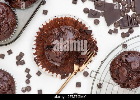 Hausgemachte doppelte Schokolade Muffins Stockfoto