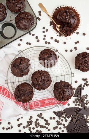 Hausgemachte doppelte Schokolade Muffins Stockfoto