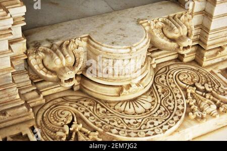 Nahaufnahme der Marmorschnitzerei architektonische Details eines Indianers Jain Tempel Eingangstufen Stockfoto