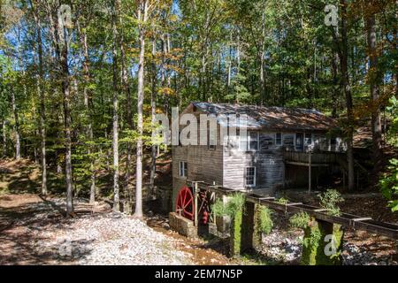 Bethel, Alabama/USA-Okt 17, 2020: Periode Grist Mühle an der Clarkson überdachte Brücke und Park als die Blätter beginnen, für den Herbst zu ändern. Stockfoto