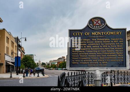 Montgomery, Alabama/USA-27. Juni 2020: Historische Markierung, die die Geschichte der Stadt Montgomery erklärt, gefunden am Court Square mit der Statue von Rosa Stockfoto