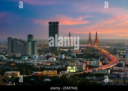 Foto der Geschwindigkeit lang, Industrial Ring Expressway und Bhumibol Brücke, Bangkok Stadtbild am Morgen, schönen Dämmerungshimmel. Stockfoto