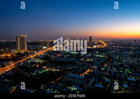 Langgeschwindigkeitsfoto des Industrial Ring Expressway und der Bhumibol Bridge. Stadtbild Bangkok bei Nacht, Gebäude im zentralen Geschäftsviertel. Stockfoto