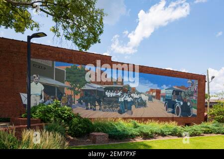 Montevallo, Alabama/USA-Aug 4, 2020: Wandgemälde in der Innenstadt von Montevallo auf dem Friseurladen, der die Geschichte der Stadt darstellt. Stockfoto