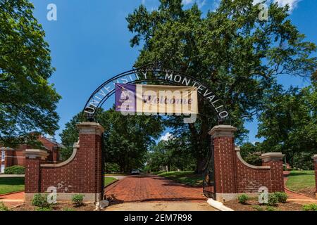 Montevallo, Alabama/USA-Aug 4, 2020: Einstiegstor zur Universität von Montevallo, einer öffentlichen Hochschule für liberale Künste, die ursprünglich 1896 gegründet wurde. Original Stockfoto