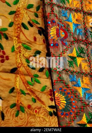 Nahaufnahme der indischen Frau tragen bestickt oder mit Nadel Arbeiten Sie Saris oder Sarees im Shop Display Stockfoto
