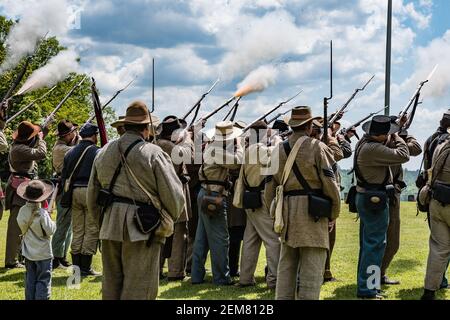 Marbury, Alabama/USA-28. April 2018: Ein 21 Kanonengruß während eines Gebärmuttergefühls an einem der konföderierten Friedhöfen im Confederate Memorial Park. Stockfoto