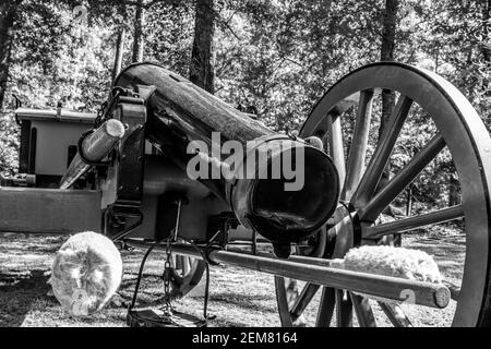 Nahaufnahme einer Kanone aus der Zeit des amerikanischen Bürgerkriegs in Schwarz und Weiß. Stockfoto