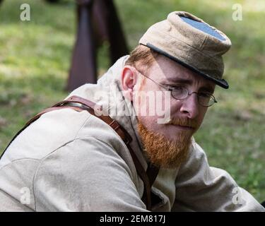 Marbury, Alabama/USA-28. April 2018: Ziviler Kriegsreenaktor sitzt vor der Schlachtnachstellung in Ruhe. Stockfoto