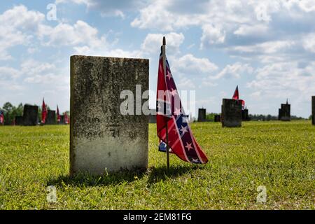 Marbury, Alabama/USA-28. April 2018: Alter Grabstein eines konföderierten Veteranen auf einem der Friedhöfe im Confederate Memorial Park. Stockfoto