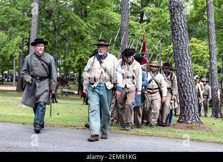 Marbury, Alabama/USA-28. April 2018: Amerikanische Bürgerkrieg Konföderierte Reenaktoren marschieren in Formation im Confederate Memorial Park. Stockfoto