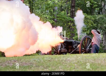 Marbury, Alabama/USA-28. April 2018: Konföderierte Reenaktoren feuern die Kanone in einer massiven Explosion in der Schlacht am Confederate Memorial Park. Stockfoto