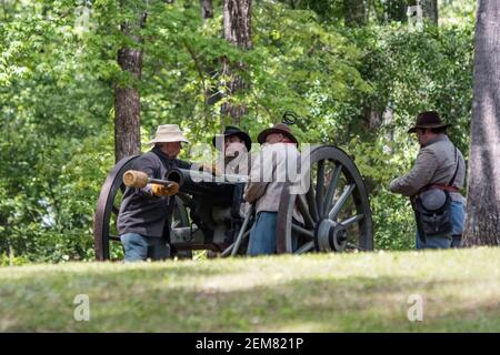 Marbury, Alabama/USA-28. April 2018: Konföderierte Reenaktoren bereiten die Kanone für das Feuer in der Schlacht am Confederate Memorial Park vor. Stockfoto