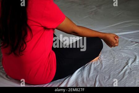 Nahaufnahme einer indischen Frau, die Yoga im Sitzen und Meditieren praktiziert Pose Stockfoto