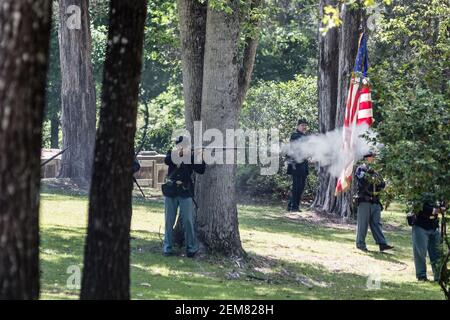 Marbury, Alabama/USA-28. April 2018: Union-Soldaten decken sich hinter Bäumen in der Schlacht Nachstellung im Confederate Memorial Park. Stockfoto