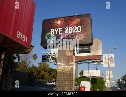 Los Angeles, California, USA 24th February 2021 EINE allgemeine Sicht der Atmosphäre Bye 2020 Plakatwand auf Sunset Blvd während der Coronavirus Covid-19 Pandemie am 24. Februar 2021 in Los Angeles, Kalifornien, USA. Foto von Barry King/Alamy Stockfoto Stockfoto