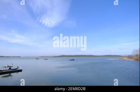 Herrlicher Himmel und Wolkenform auf dem See der Stadt Uluabat in Bursa. Boote auf dem See Teil der Stadt beobachten aus Foto. Stockfoto