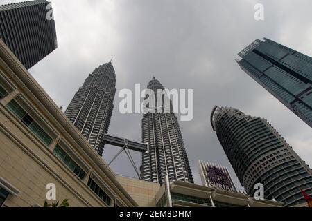 KUALA LUMPUR, MALASIA – 26. JANUAR 2020 Petronas Twin Towers und andere moderne Gebäude Stockfoto