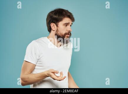 Mann empört Blick Porträt Emotionen blauen Hintergrund Modell Stockfoto