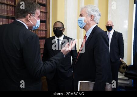William Burns, rechts, Nominierter für den Direktor der Central Intelligence Agency, spricht mit dem Vorsitzenden Mark Warner, D-VA., nach seiner Bestätigungsverhandlung des Senate Select Intelligence Committee im Russell Senate Office Building auf dem Capitol Hill in Washington, DC, USA am Mittwoch, 24. Februar 2021. Foto von Tom Williams/Pool/ABACAPRESS.COM Stockfoto