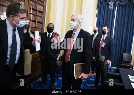 William Burns, rechts, Nominierter für den Direktor der Central Intelligence Agency, spricht mit dem Vorsitzenden Mark Warner, D-VA., nach seiner Bestätigungsverhandlung des Senate Select Intelligence Committee im Russell Senate Office Building auf dem Capitol Hill in Washington, DC, USA am Mittwoch, 24. Februar 2021. Foto von Tom Williams/Pool/ABACAPRESS.COM Stockfoto