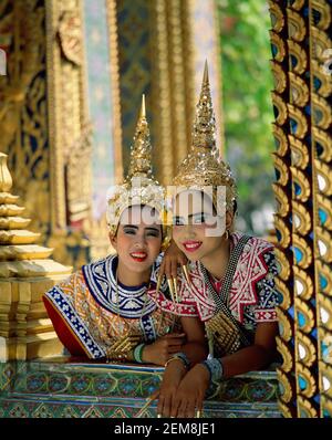 Asien, Thailand, Bangkok, Portrait von zwei schönen lächelnden Thai-Mädchen tragen traditionelle Tanzkostüm Stockfoto