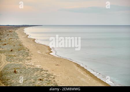 Strand, Ufer des marmara Meeres in Mudanya und Ufer und riesigen Sand leeren Strand im Winter mit bewölktem Wetter während des Sonnenuntergangs. Stockfoto