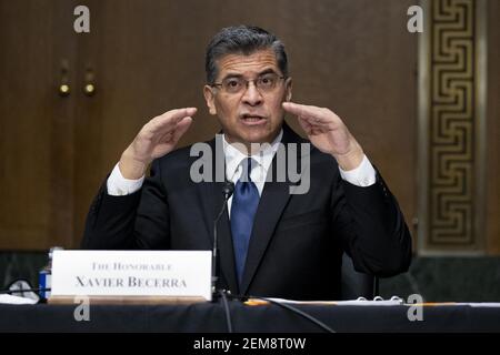 Xavier Becerra erscheint vor der Anhörung des Finanzausschusses des Senats über seine Ernennung zum Sekretär für Gesundheit und menschliche Dienste (HHS) auf dem Capitol Hill in Washington, DC, USA, 24. Februar 2021. Falls bestätigt, wäre Becerra der erste lateinische Sekretär des HHS. Foto von Michael Reynolds/Pool/ABACAPRESS.COM Stockfoto