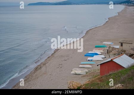 Strand und marmara Meer Hintergrund und kleine Dorf und Land Seite und Häuser bei bewölktem Wetter. Kleine Fischerboote auf dem Sand des Strandes. Stockfoto