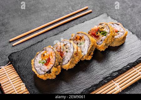 Gebackene Sushi-Rollen mit Thunfisch Stockfoto