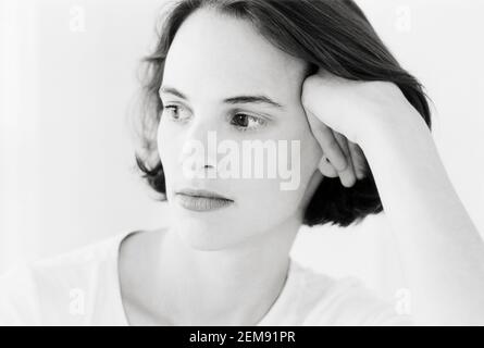 Porträt einer erwachsenen Frau tief in Gedanken. Stockfoto