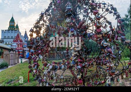 IZMAILOVO, RUSSLAND - CA. AUGUST 2020: Interessante Metallskulptur mit Schlössern mit Namen von Liebenden auf dem Territorium des Kremls Izmailovo in Nord-Eas Stockfoto