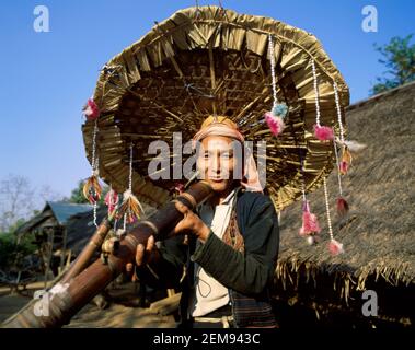 Asien, Thailand, Golden Triangle, Chiang Rai, Meo Hill Tribe man Rauchen traditionelle Bambuspfeife Stockfoto