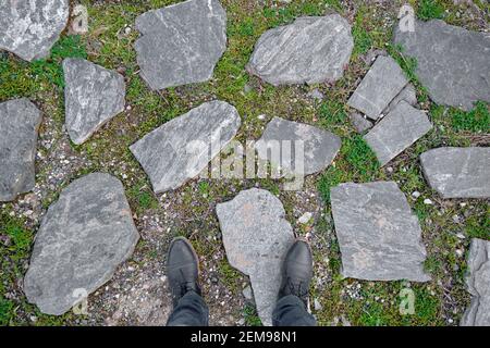 Alte und Retro-Stil Weg. Es besteht aus Steinen und grünem Gras wachsen Lücken zwischen Steinen. Stockfoto