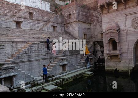 8th Nov 20202 Jodhour, Rajasthan, Indien. Paare, die ihre Pre-Hochzeit schießen auf Toorji ka Jhalra Stepwell Schritte Stockfoto