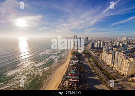 Schöne My Khe Strand von Drohne in Da Nang, Vietnam, Straße und Gebäude in der Nähe des zentralen Strand und das Meer. Foto von einer Drohne Stockfoto