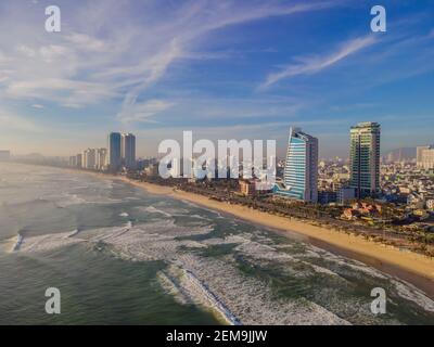 Schöne My Khe Strand von Drohne in Da Nang, Vietnam, Straße und Gebäude in der Nähe des zentralen Strand und das Meer. Foto von einer Drohne Stockfoto