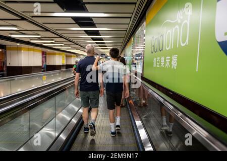 Hongkong, China: 18. Oktober 2020. Im großen unterirdischen MTR-Netz in Hong Kong werden Distanzen mit langen Fahrern oder beweglichen Laufstegen geschnitten. Travelin Stockfoto