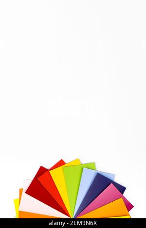 Farbfeld mit satten Farben. Farbführer zur Auswahl. Rainbow Beispiel Farben Katalog Stockfoto