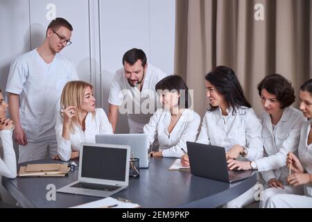 Gruppe von Ärzten versammelten sich um den Tisch Stockfoto