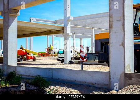 Blick auf ausgedehnten hydraulische Outrigger zu erhöhen Kran Stabilität bis unter heavy duty. Stockfoto