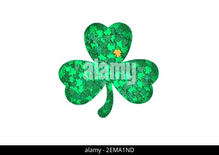 Shamrock Silhouette mit grüner Konfetti Textur auf weißem Hintergrund Stockfoto