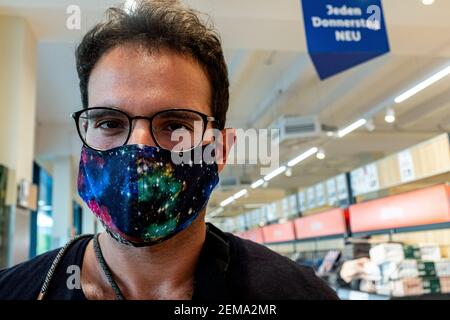 Berlin, Deutschland. Ältere Homosexuell männlich Einkaufen für Lebensmittel in einem lokalen Supermarkt trägt eine '[rotective' facemask wegen Corona Ausbruch. In Deutschland Stockfoto