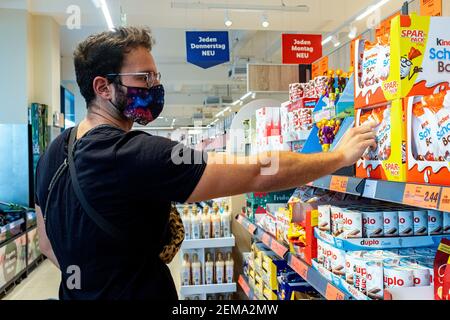 Berlin, Deutschland. Ältere Homosexuell männlich Einkaufen für Lebensmittel in einem lokalen Supermarkt trägt eine '[rotective' facemask wegen Corona Ausbruch. In Deutschland Stockfoto