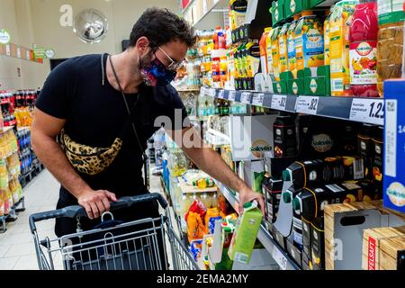 Berlin, Deutschland. Ältere Homosexuell männlich Einkaufen für Lebensmittel in einem lokalen Supermarkt trägt eine '[rotective' facemask wegen Corona Ausbruch. In Deutschland Stockfoto