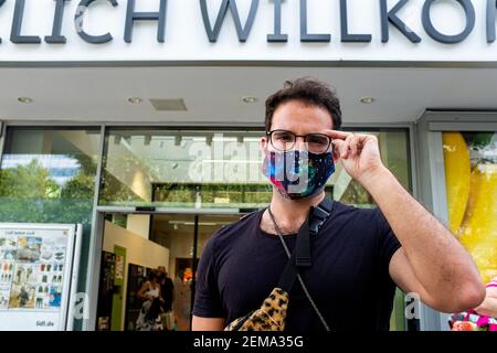 Berlin, Deutschland. Ältere Homosexuell männlich Einkaufen für Lebensmittel in einem lokalen Supermarkt trägt eine '[rotective' facemask wegen Corona Ausbruch. In Deutschland Stockfoto