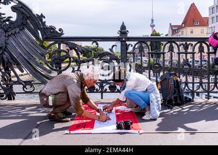 Berlin, Deutschland. Ehepaar bereitet vor der Anti-Corona-Demonstration am 29. August 2020 ein Protestschild vor, das sich gegen die von der G durchgeführten Maßnahmen stellt Stockfoto