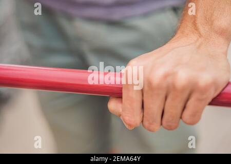 Männer Hand Push Warenkorb, Supermarkt, abstrakt verschwommen Foto von Geschäft mit Trolley im Kaufhaus verschwommen Hintergrund, Einzelhandel und Einkaufen Stockfoto