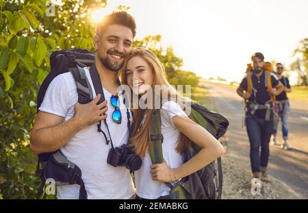 Junge Touristen mit Rucksäcken mit Freunden auf einem Ausflug in die Natur. Stockfoto